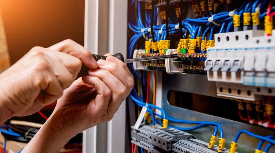 Die Rolle des Elektromeisters bei der Prüfung ortsfester elektrischer Anlagen