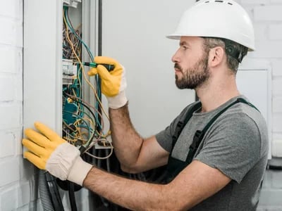 Die Rolle des Elektromeisters bei der Prüfung ortsfester elektrischer Anlagen