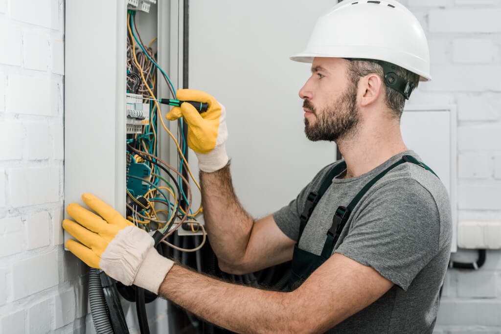 Die Rolle des Elektromeisters bei der Prüfung ortsfester elektrischer Anlagen