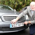 Verwenden eines Kennzeichens, um herauszufinden, wem ein Fahrzeug gehört