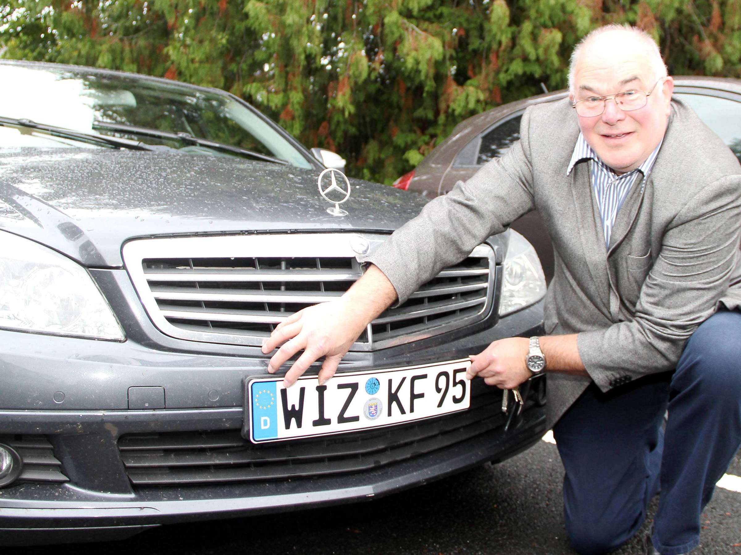 Verwenden eines Kennzeichens, um herauszufinden, wem ein Fahrzeug gehört