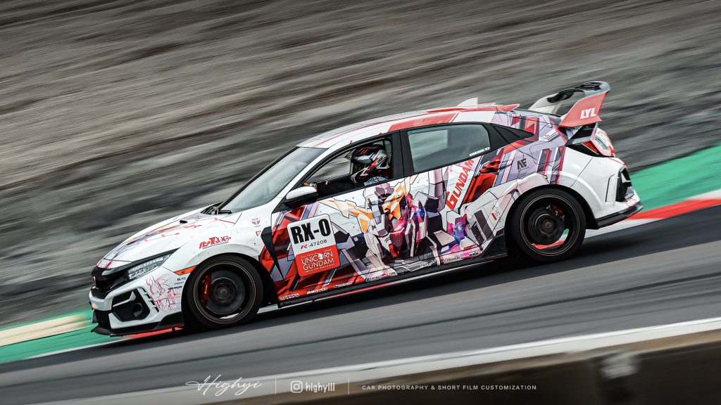 Anime trifft Challenger – 10KWRAPS bietet stylische Fahrzeugfolierung für Aufsehen