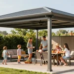 Moderne Terrassenüberdachungen in einer Gartenlandschaft, Familie genießt sonnigen Nachmittag.